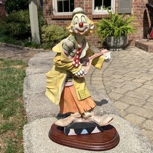 VINTAGE~MANDOLIN PLAYING CLOWN~WOOD BASE~HAND PAINTED WITH FUN COLORS~NICE~G13